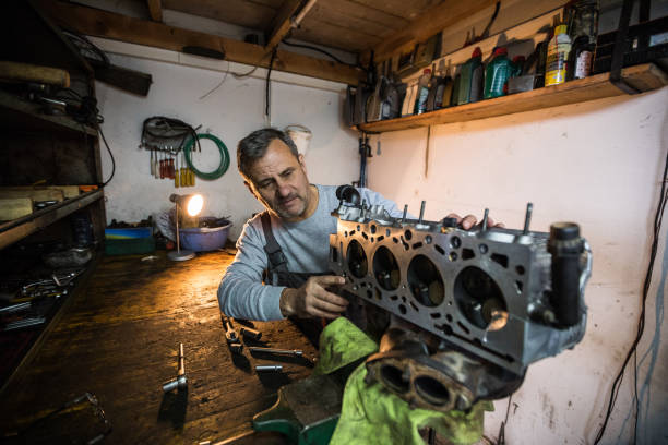 técnico em sua loja - auto repair shop rag wrench dirty - fotografias e filmes do acervo