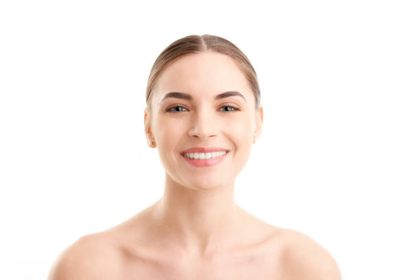 hermosa mujer joven con sonrisa toothy - studio shot mouth open horizontal head and shoulders fotografías e imágenes de stock