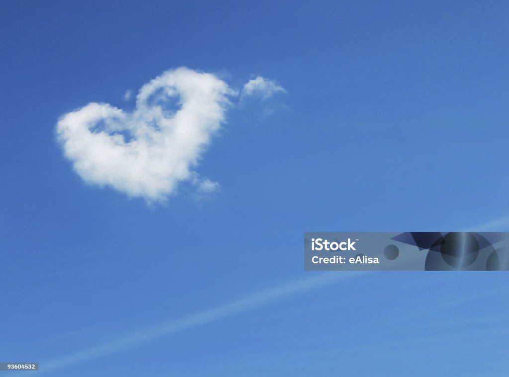 Símbolo en forma de corazón en sky - Foto de stock de Abstracto libre de derechos