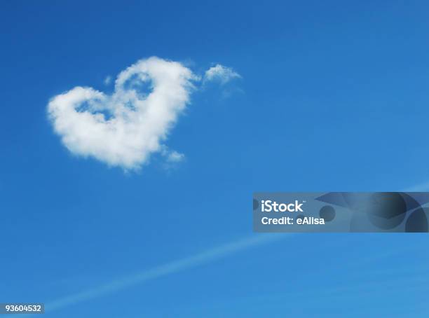 Símbolo Do Coração No Céu - Fotografias de stock e mais imagens de Abstrato - Abstrato, Amor, Azul