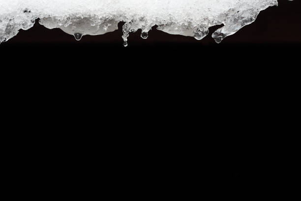gocce isolate di acqua di fusione su sfondo nero - icicle hanging snow moving down foto e immagini stock