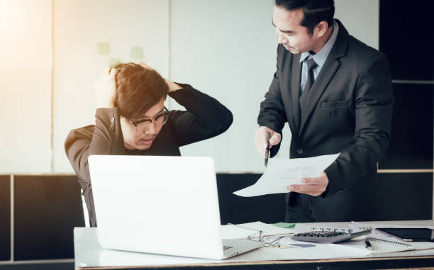 chefe de repreender um empregado em um escritório - rudeness manager emotional stress asian ethnicity - fotografias e filmes do acervo