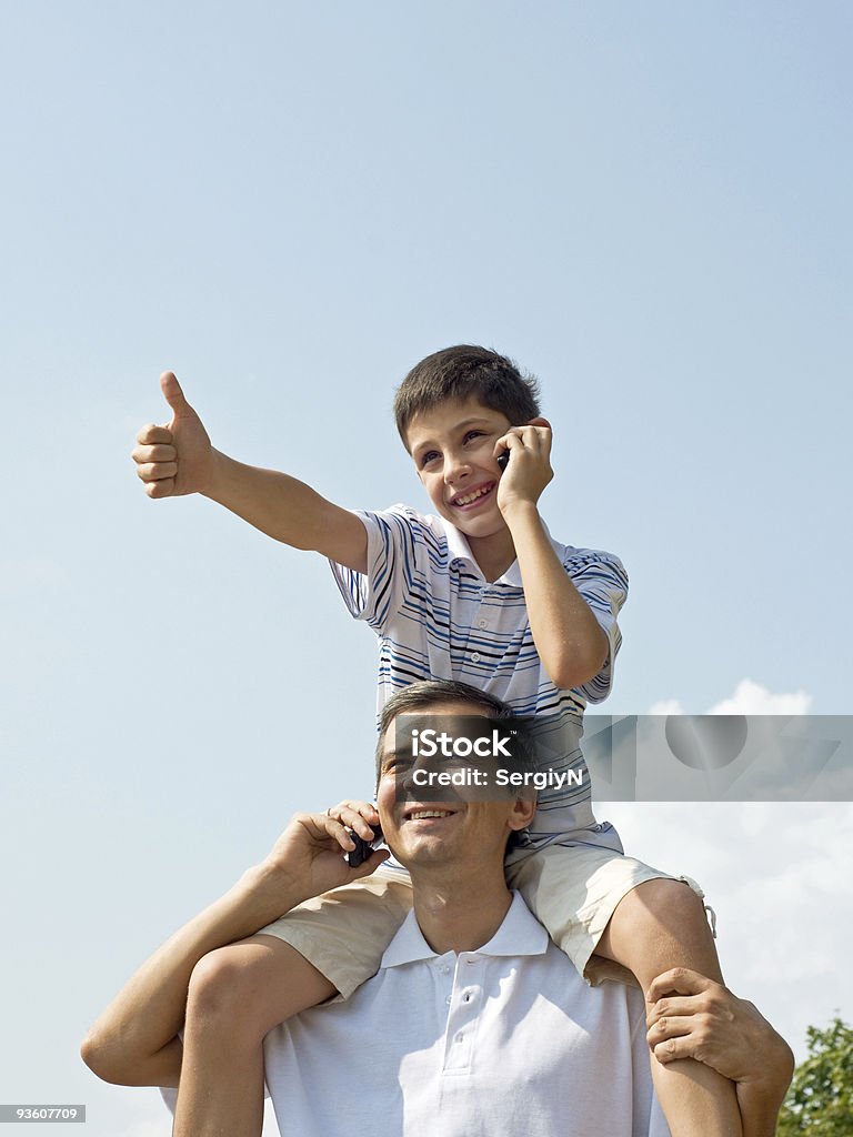파더 및 그의 아들 말하기 over 모바일 - 로열티 프리 소년 스톡 사진