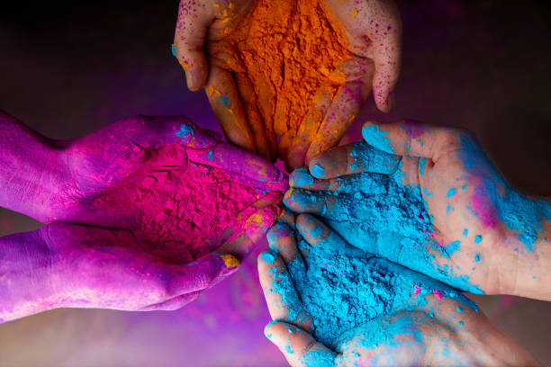 recorta la vista de las manos con polvo de holi festival de primavera hindú de los colores - cultura hindú fotos fotografías e imágenes de stock