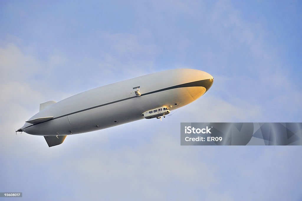 zeppelin blancas volando en el cielo azul - Foto de stock de Dirigible libre de derechos