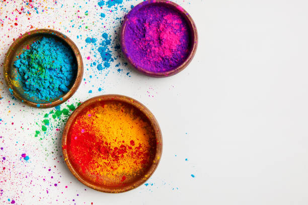 vue de dessus de poudre colorée traditionnelle holi dans des bols isolé sur blanc - holi photos et images de collection