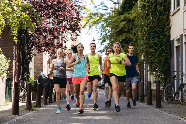 szkolenie załogi miejskich biegaczy w mieście - jogging running motivation group of people zdjęcia i obrazy z banku zdjęć