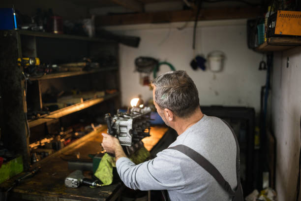 o motor do carro de limpeza - auto repair shop rag wrench dirty - fotografias e filmes do acervo