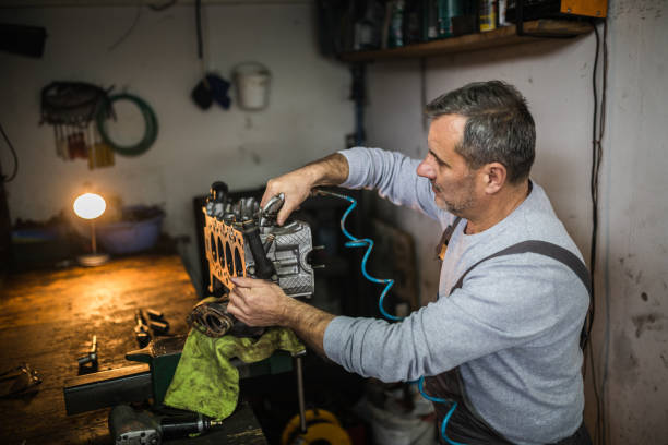 hobbies para homens sênior - auto repair shop rag wrench dirty - fotografias e filmes do acervo