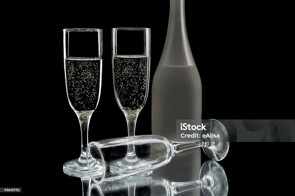 Butelka wina i okulary - Zbiór zdjęć royalty-free (Alkohol - napój)