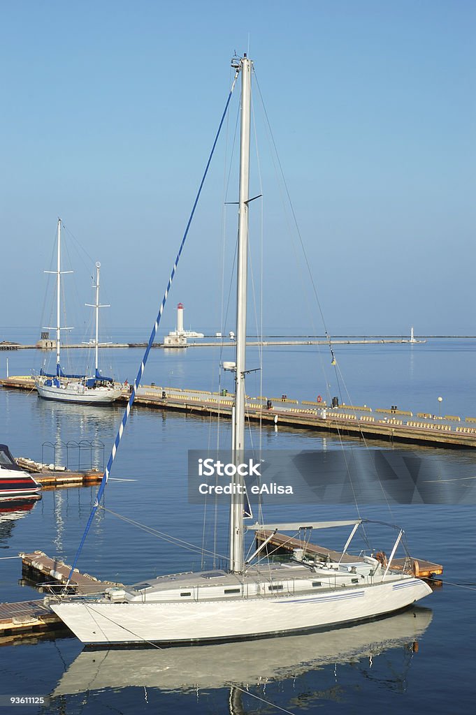 Bianco yacht - Foto stock royalty-free di Albero maestro