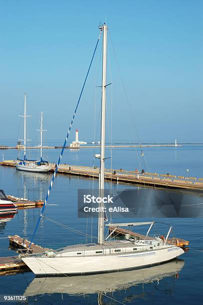 Bianco Yacht - Fotografie stock e altre immagini di Albero maestro - Albero maestro, Ambientazione esterna, Andare in barca a vela