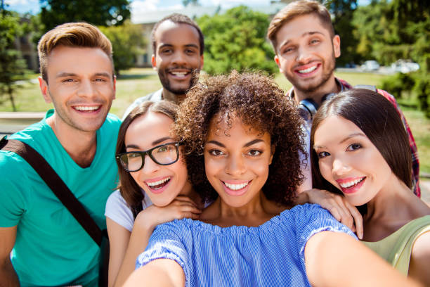 selfie mania ! six étudiants internationaux avec rayonnant de sourires posent pour selfie tourné, dame mignonne africaine fait, à l’extérieur du bâtiment de l’école. jeunes rassemblés, joyeux, intelligents et réussis - smart casual outdoors friendship happiness photos et images de collection