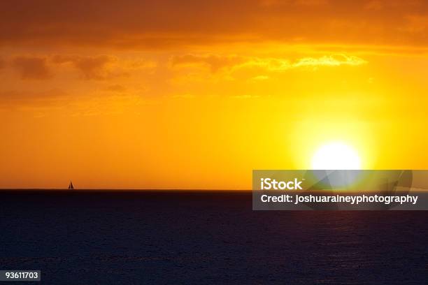 帆船の夕日 - Horizonのストックフォトや画像を多数ご用意 - Horizon, オアフ島 ノースショア, オレンジ色