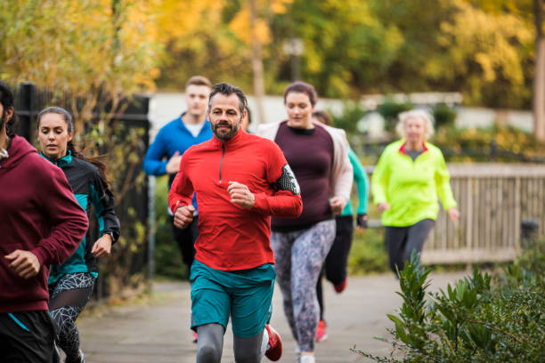 gruppe von freunden zusammen laufen - sports clothing jogging running 40s stock-fotos und bilder