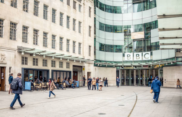 sede de la bbc en la broadcasting house en londres - bbc fotografías e imágenes de stock