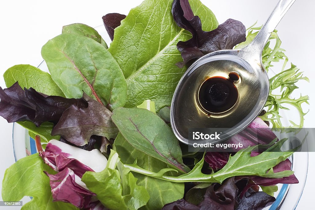 Salade bio et cuillère d'huile d'olive - Photo de Cuillère libre de droits