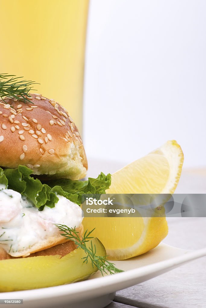 Sandwich, une salade de crevettes avec de la bière - Photo de Bière libre de droits