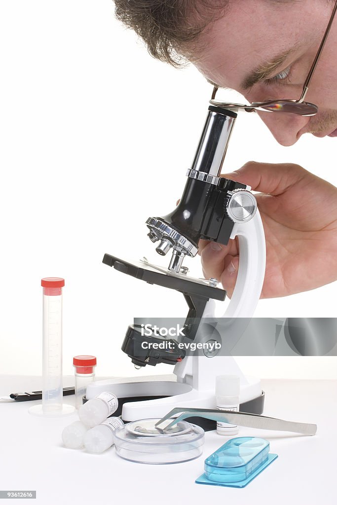 Homem researching coisas com Microscópio - Royalty-free Ampliação Foto de stock