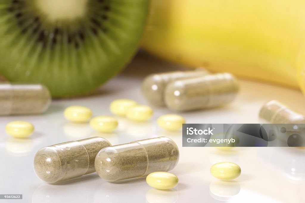 Pílulas ou frutas - Foto de stock de Alimentação Saudável royalty-free
