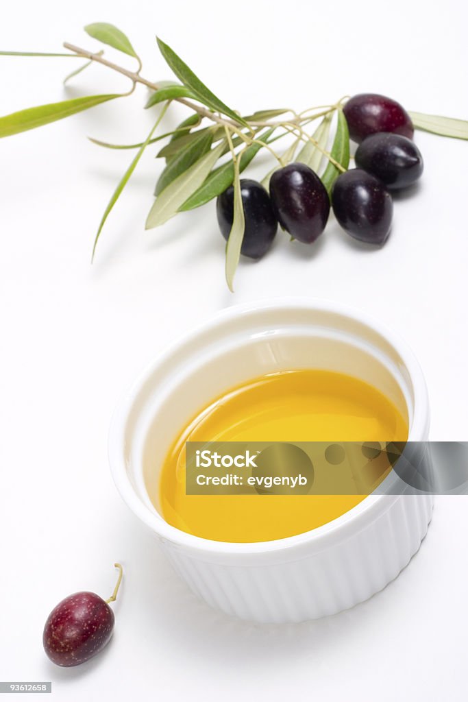 Aceitunas ramita y un aceite de oliva puro - Foto de stock de Aceite de oliva extra virgen libre de derechos