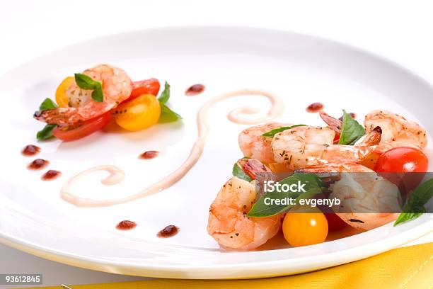 Buffalo Grelhado Camarões E Manjericão Salada De Tomate - Fotografias de stock e mais imagens de Alimentação Saudável