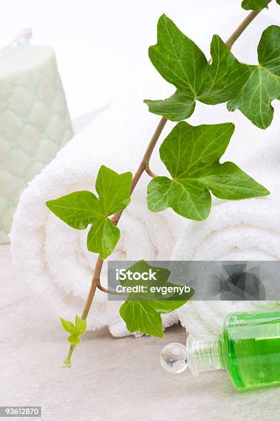 Ivy Y Toallas Foto de stock y más banco de imágenes de Aceites esenciales - Aceites esenciales, Belleza, Bienestar