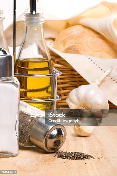 Brot Olivenöl Und Gewürze Stockfoto und mehr Bilder von Balsamico - Balsamico, Brotlaib, Brotsorte