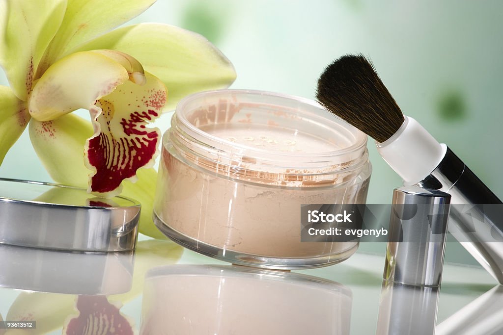 Polvo facial y orchid flower - Foto de stock de Amarillo - Color libre de derechos