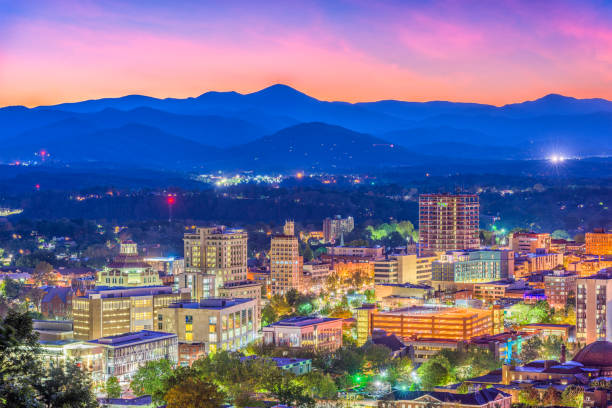 skyline de asheville, carolina do norte, eua - blue ridge mountains mountain range mountain north carolina - fotografias e filmes do acervo