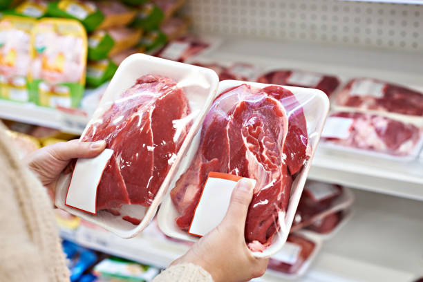 käufer hände mit rindfleisch fleisch pakete in lebensmittelgeschäften - fleisch stock-fotos und bilder