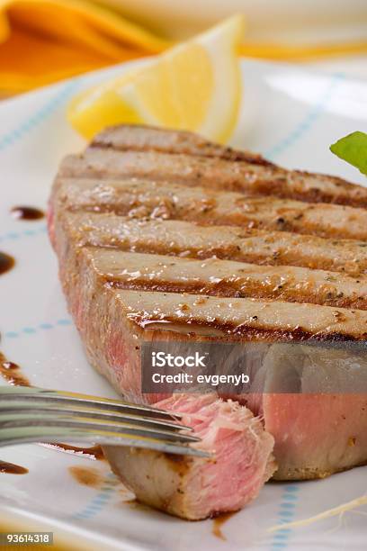 Bistecca Di Tonno Grigliato - Fotografie stock e altre immagini di Trancio di tonno - Trancio di tonno, Alimentazione sana, Alla griglia