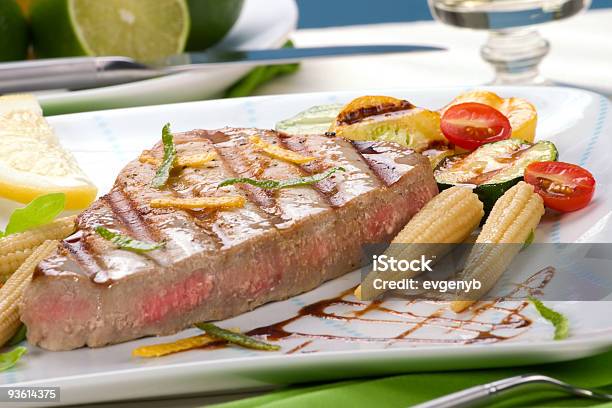 Filete De Atún A La Parrilla Foto de stock y más banco de imágenes de Alimento - Alimento, Calabacín, Camarón - Marisco