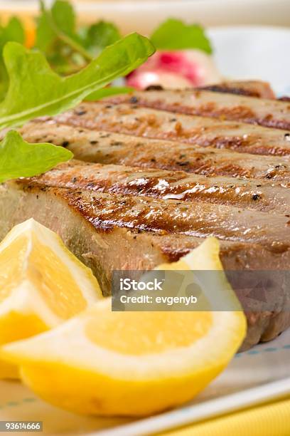 Filete De Atún A La Parrilla Foto de stock y más banco de imágenes de Alimento - Alimento, Camarón - Marisco, Cocido a la parrilla