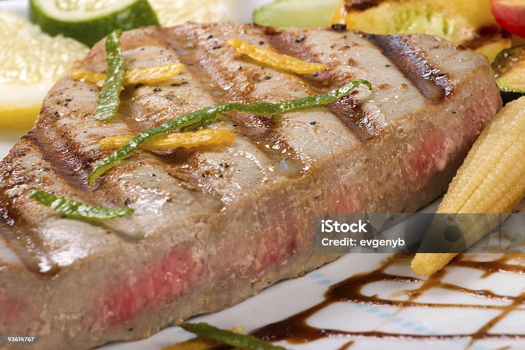 Bistecca di tonno grigliato - Foto stock royalty-free di Alimentazione sana