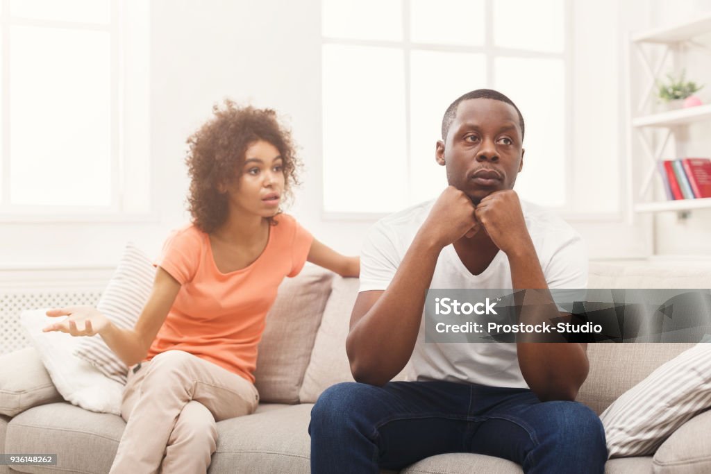 Jeune black couple disputes à la maison - Photo de Deux parents libre de droits