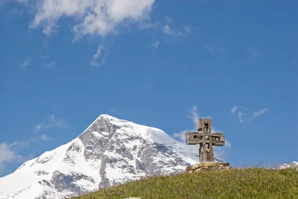 Stone cross in front of the mighty peaks of Wiesenbach horn