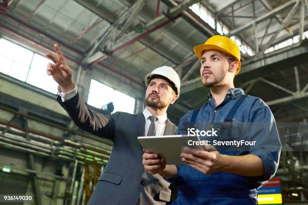 공장에서 계획 하는 엔지니어 경영자에 대한 스톡 사진 및 기타 이미지 - 경영자, 엔지니어, 공장-산업 건물