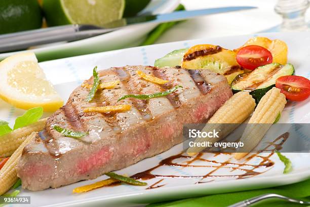 Grelhado Filete De Atum - Fotografias de stock e mais imagens de Alimentação Saudável - Alimentação Saudável, Camarão - Marisco, Comida