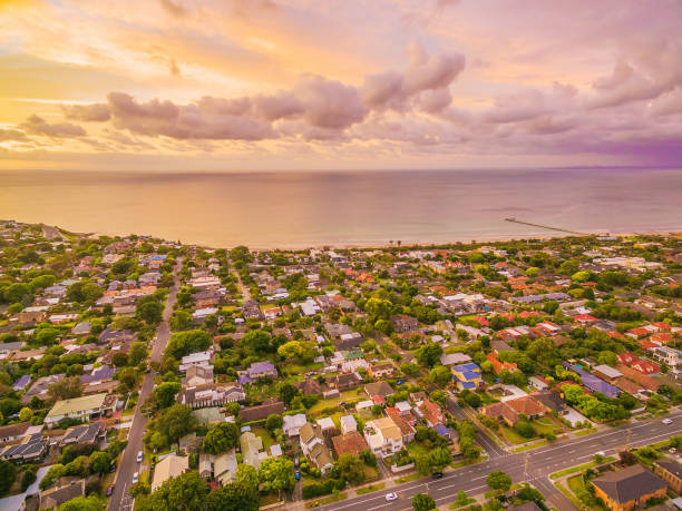 vue aérienne d’une banlieue côtière typique à victoria, en australie - victoria quarter photos et images de collection