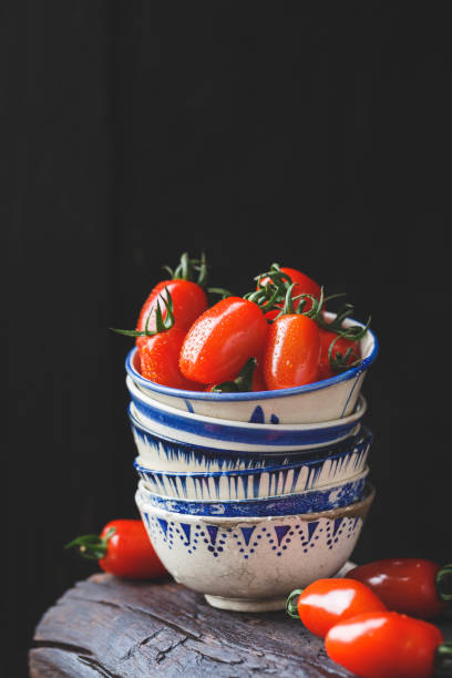 plum tomatoes-cherry tomatoes - plum tomato fotos imagens e fotografias de stock