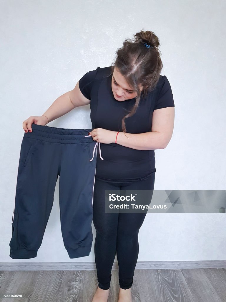 Full Woman Tries On Too Small Pants Stock Photo - Download Image Now -  Abdomen, Addiction, Adult - iStock