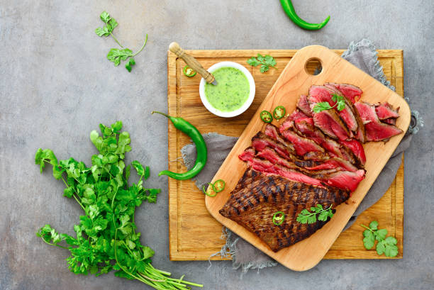 flanke steak auf einem holzbrett - chimichurri horizontal beef steak stock-fotos und bilder