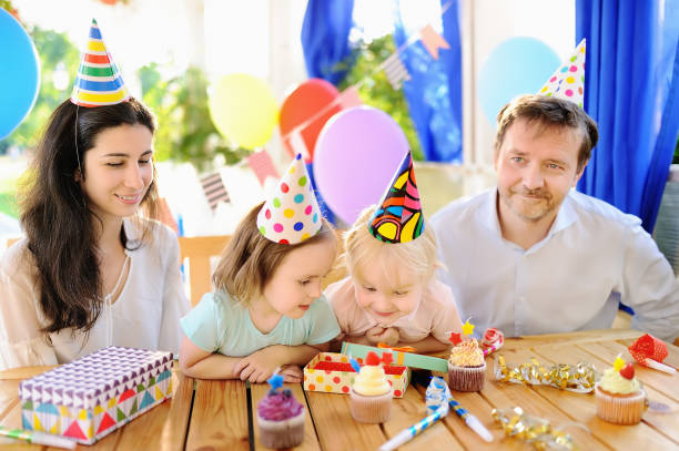 小さなお子様と保護者カラフルな装飾とケーキで誕生日パーティーを祝う - child balloon outdoors little boys ストックフォトと画像