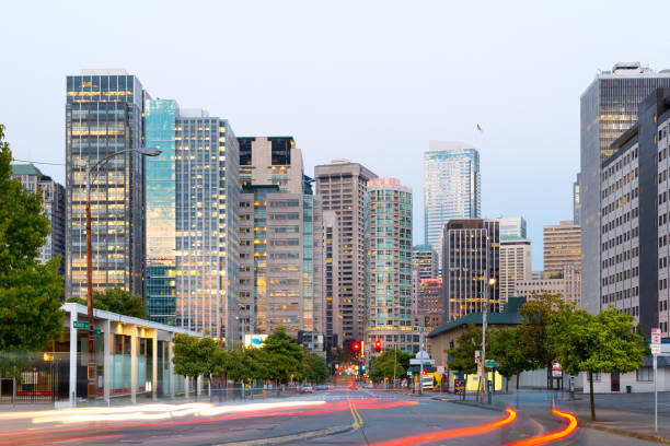 7th avenue and buildings of downtown seattle at dusk - seattle night skyline architecture and buildings imagens e fotografias de stock