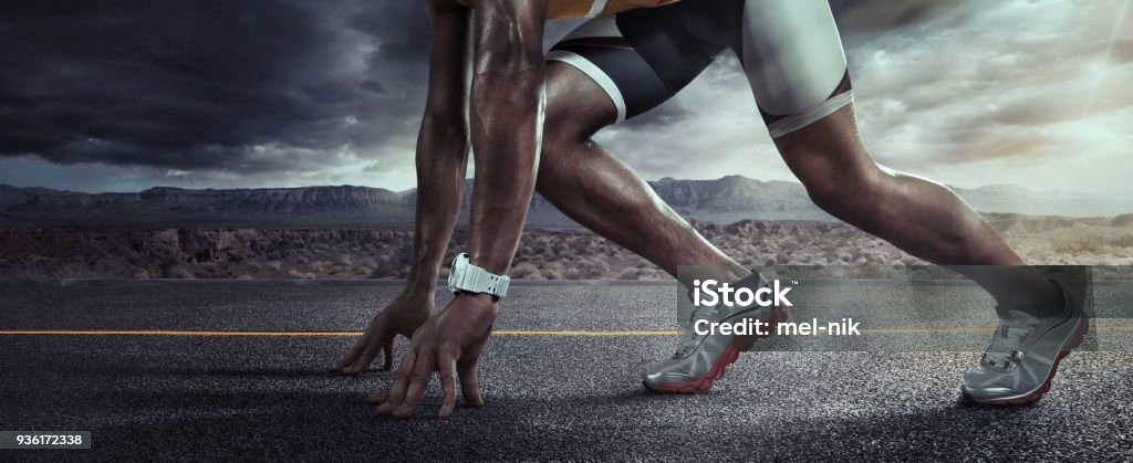 Sportlichen Hintergrund. Läufer-Füße auf Straße Closeup am Schuh laufen. Startlinie - Lizenzfrei Rennen - Körperliche Aktivität Stock-Foto