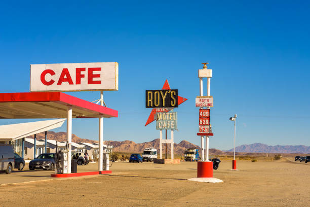 로 모텔 및 역사적인 66 번 국도에 카페 - route 66 sign hotel retro revival 뉴스 사진 이미지