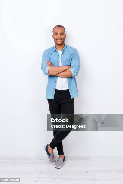 Sonriente Joven Guapo Americano Estudiante Exitoso Traje De Mezclilla Moda Sobre Fondo Blanco Puro Con Las Manos Cruzadas Tan Seguro Atractivo Y Elegante Foto de stock y más banco de imágenes de Hombres