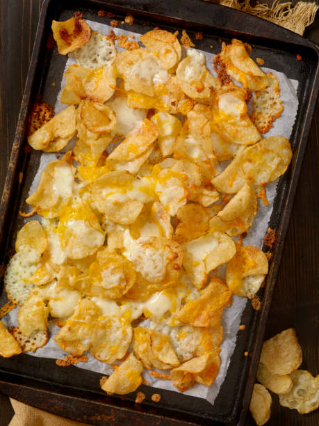 czajnik gotowane chips ziemniaczany nachos - guacamole nachos potato chip cheese zdjęcia i obrazy z banku zdjęć