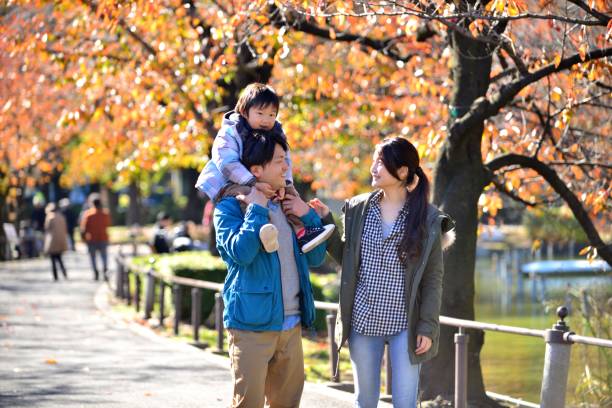 familia japonesa relajante en el parque de ueno, tokio - orange sauce fotografías e imágenes de stock